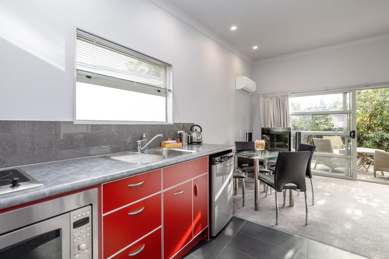 Two Four Cologne Villa Martinborough
