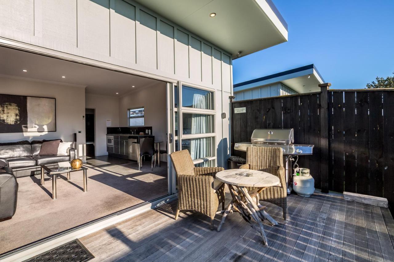 Two Four Cologne Villa Martinborough