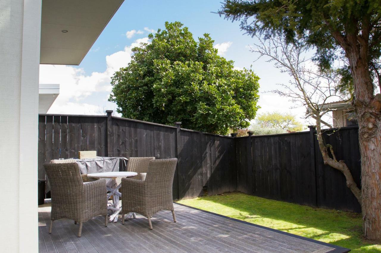Two Four Cologne Villa Martinborough